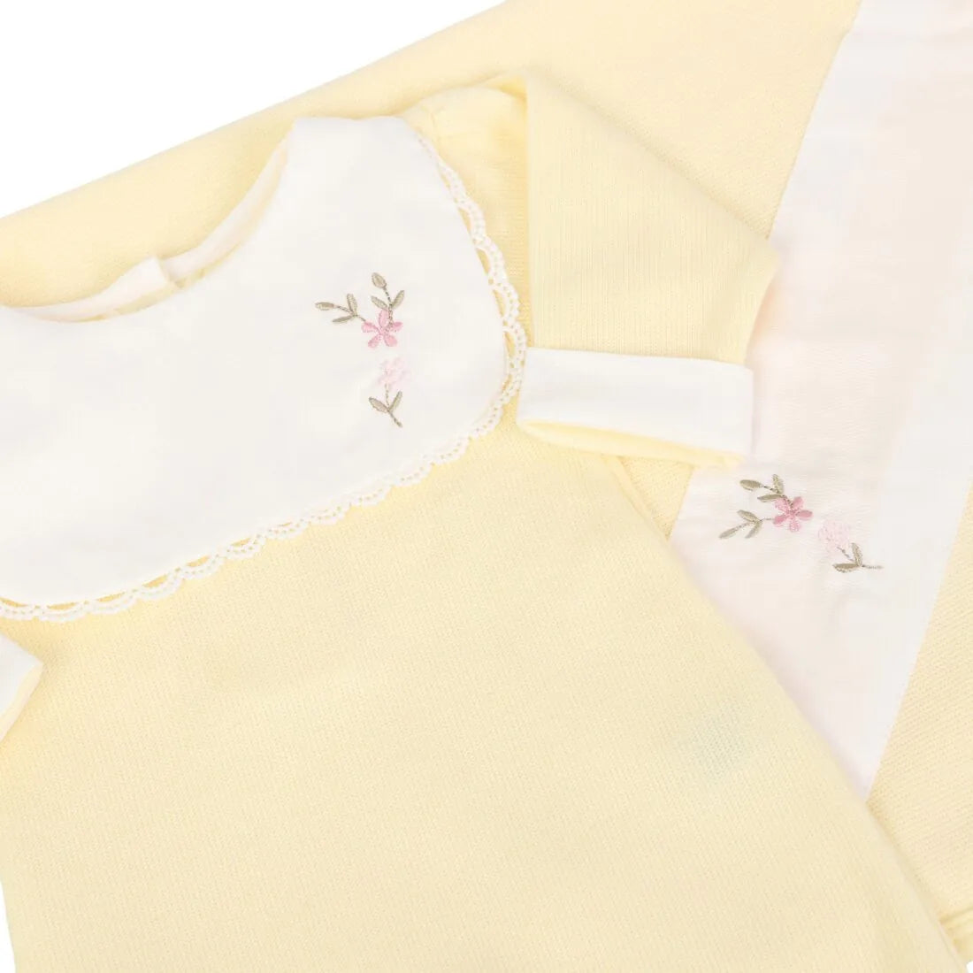 saída maternidade carol amarelo bebê com macacão e manta de tricot, pala branca bordada com flores delicadas