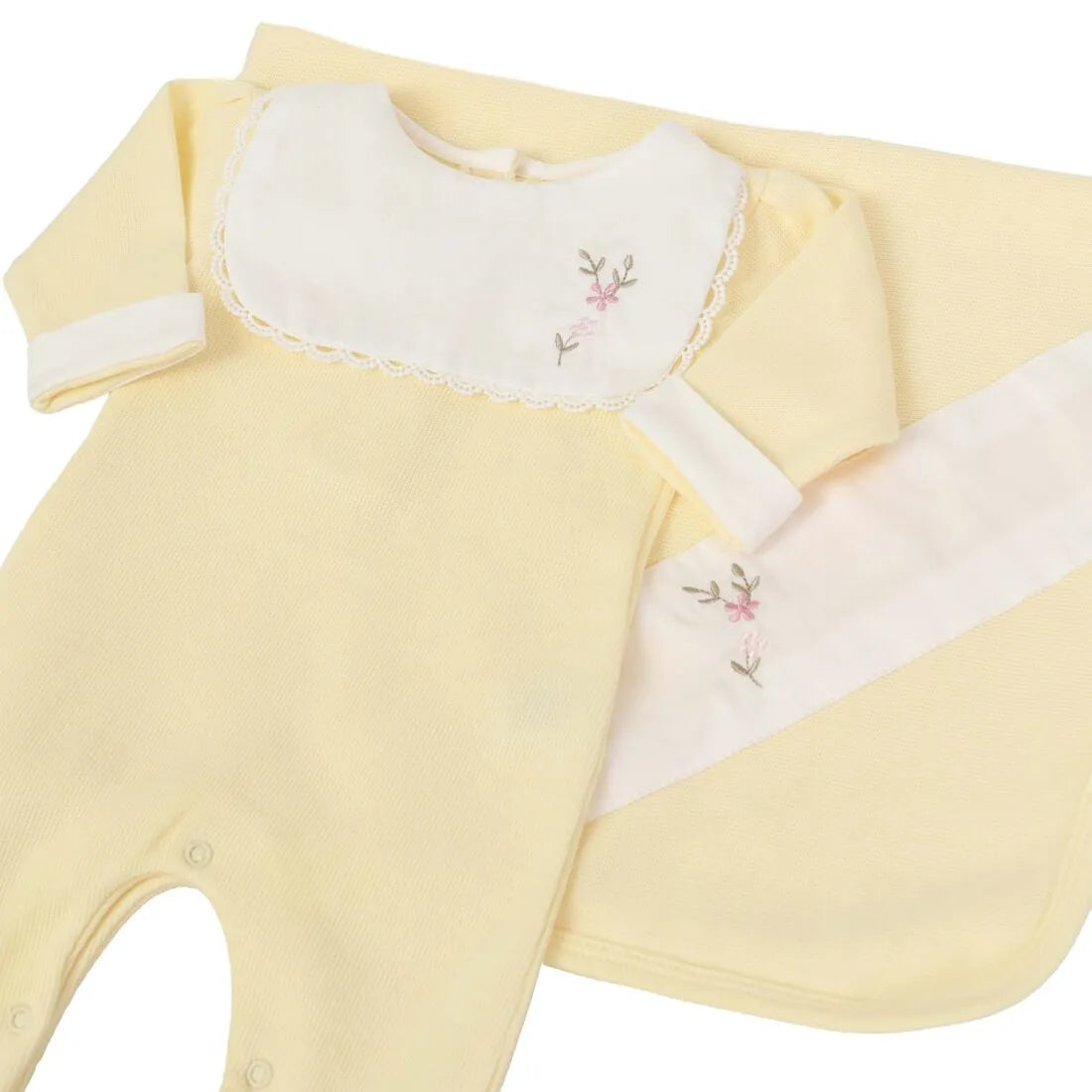 saída maternidade carol amarelo bebê com macacão e manta de tricot, pala branca bordada com flores delicadas