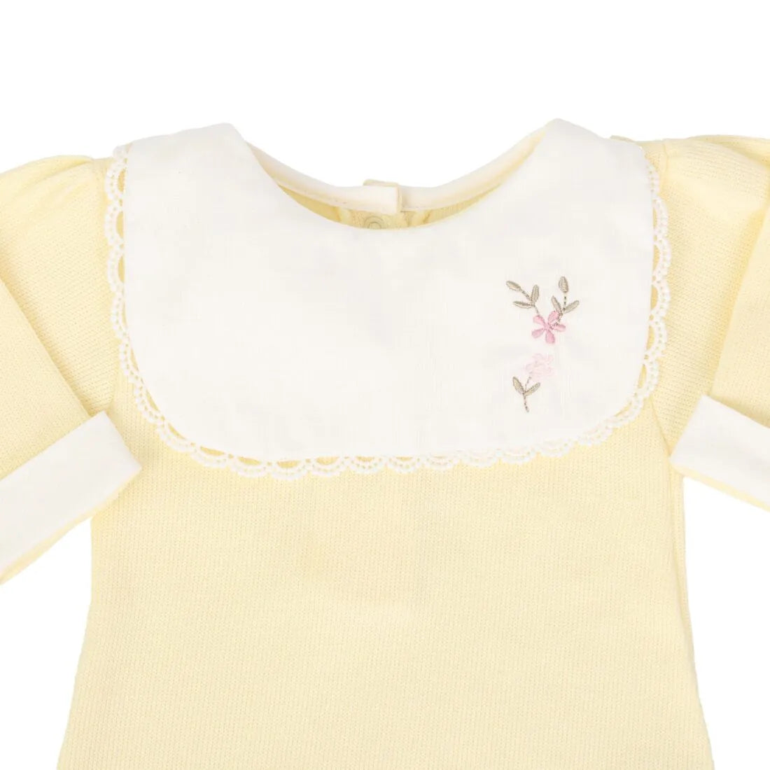 saída maternidade carol amarelo bebê com macacão e manta de tricot, pala branca bordada com flores delicadas