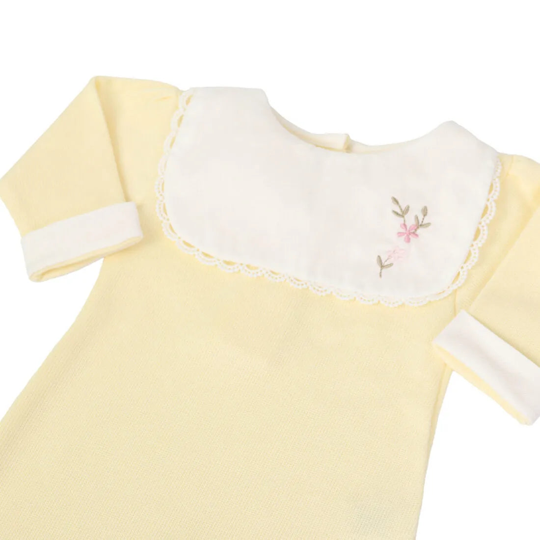 saída maternidade carol amarelo bebê com macacão e manta de tricot, pala branca bordada com flores delicadas