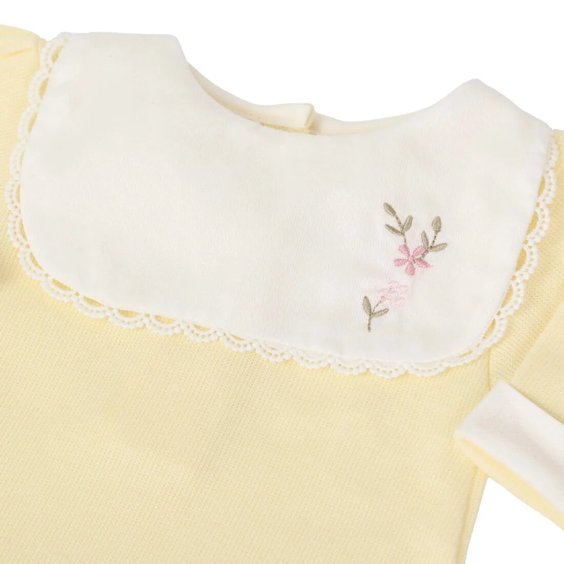 saída maternidade carol amarelo bebê com macacão e manta de tricot, pala branca bordada com flores delicadas