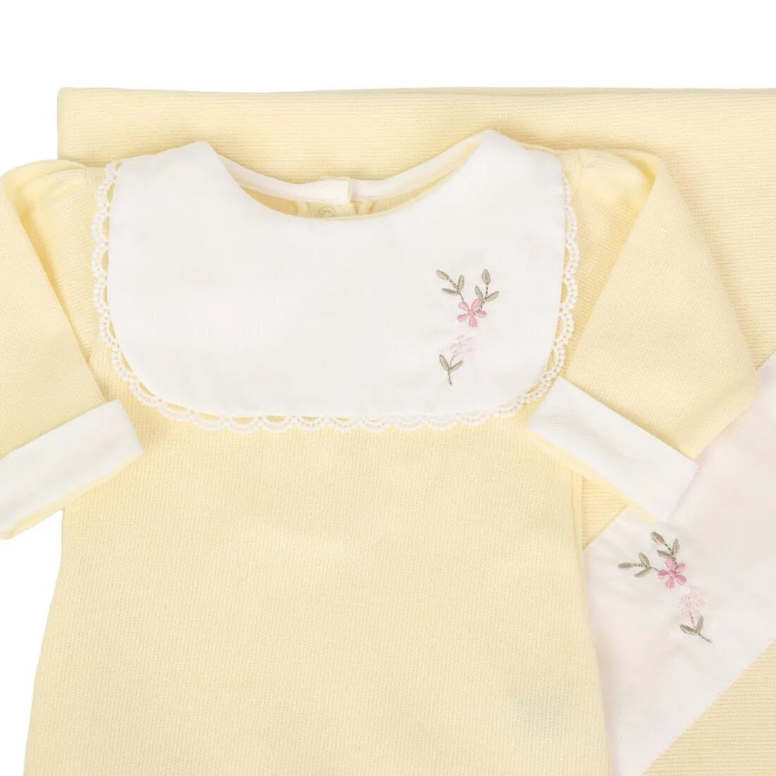 saída maternidade carol amarelo bebê com macacão e manta de tricot, pala branca bordada com flores delicadas