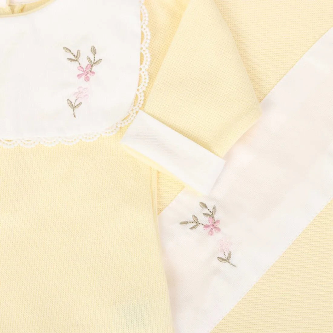 saída maternidade carol amarelo bebê com macacão e manta de tricot, pala branca bordada com flores delicadas