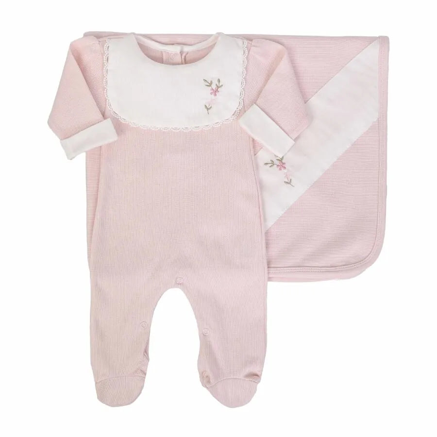 saída maternidade carol rosa bebê com macacão e manta de tricot, pala branca bordada com flores delicadas