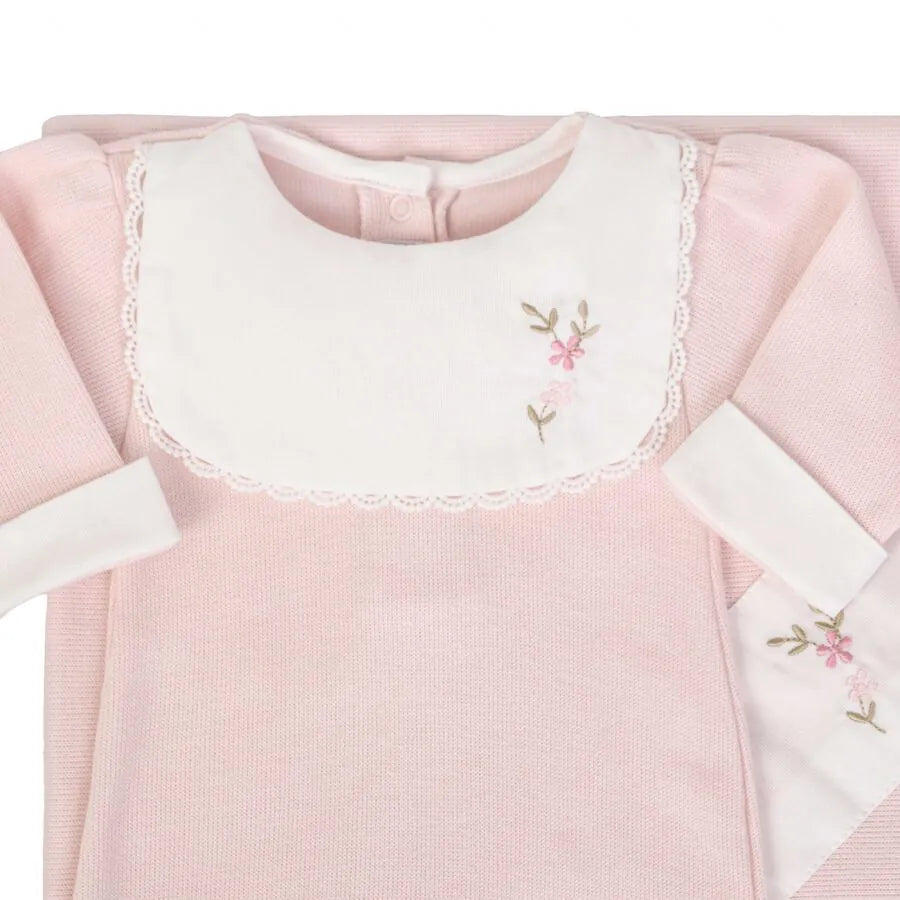 saída maternidade carol rosa bebê com macacão e manta de tricot, pala branca bordada com flores delicadas