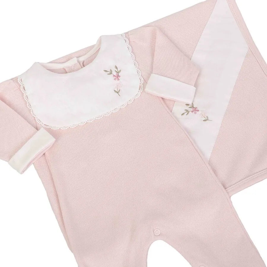 saída maternidade carol rosa bebê com macacão e manta de tricot, pala branca bordada com flores delicadas