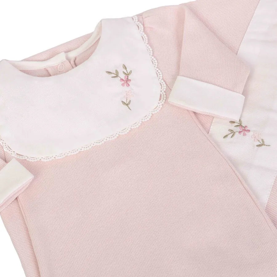 saída maternidade carol rosa bebê com macacão e manta de tricot, pala branca bordada com flores delicadas