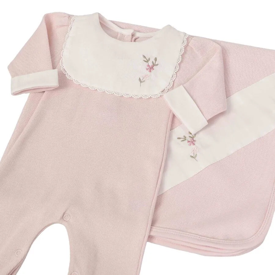 saída maternidade carol rosa bebê com macacão e manta de tricot, pala branca bordada com flores delicadas