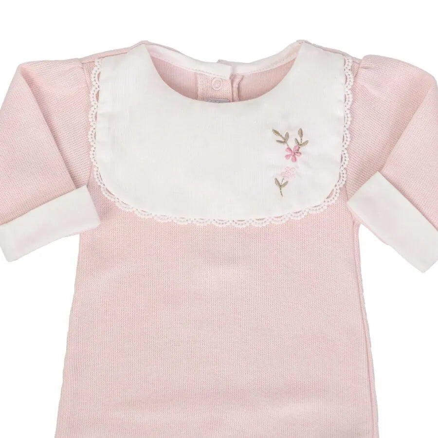 saída maternidade carol rosa bebê com macacão e manta de tricot, pala branca bordada com flores delicadas