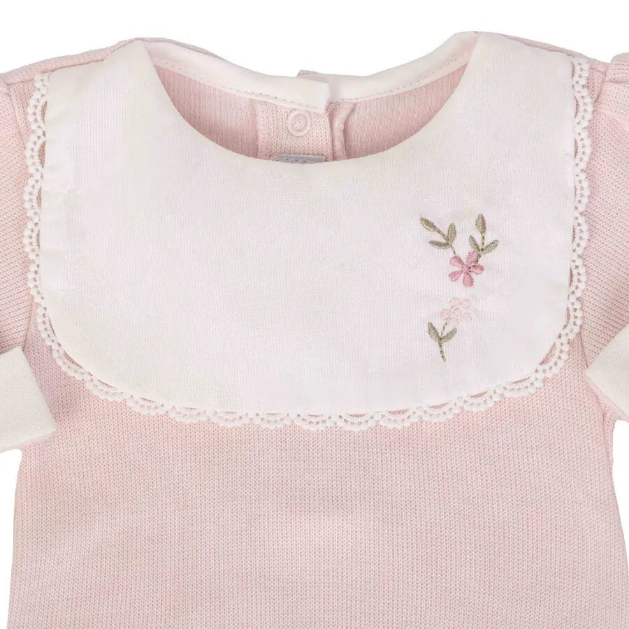 saída maternidade carol rosa bebê com macacão e manta de tricot, pala branca bordada com flores delicadas