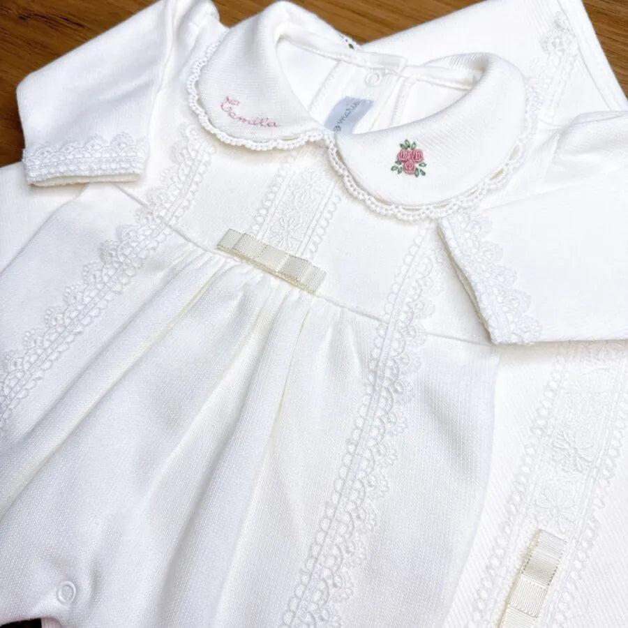 Close da gola e do laço do macacão da Saída Maternidade Cecília off-white com nome e flor bordados