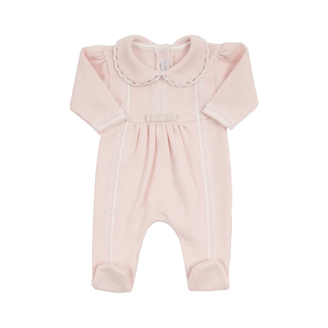 macacão cecília rosa bebê de tricot, em fundo isolado, com gola peter pan, pala de renda e fecho de botões na frente