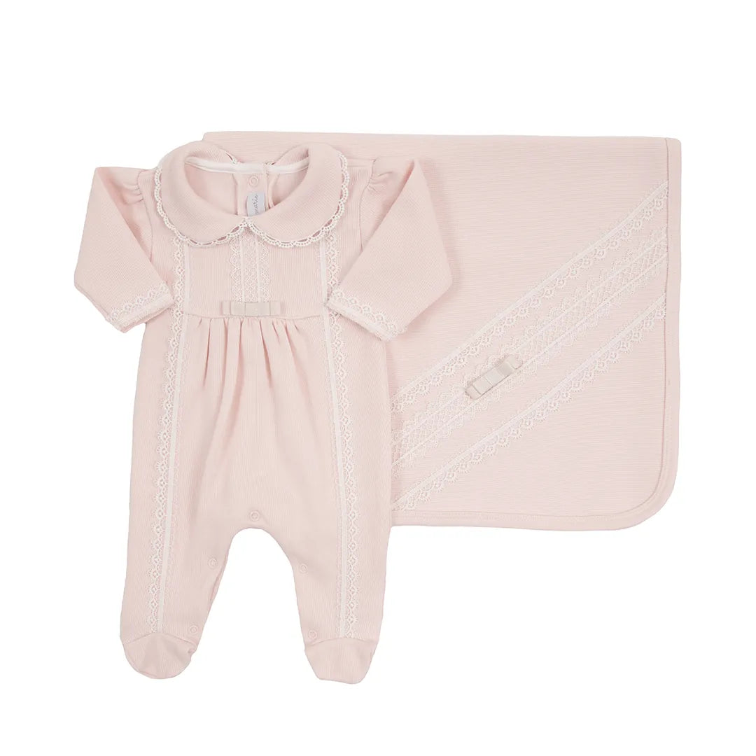 saída maternidade cecília rosa bebê, com macacão de manga longa e manta de tricot, ambos adornados com rendas e laço