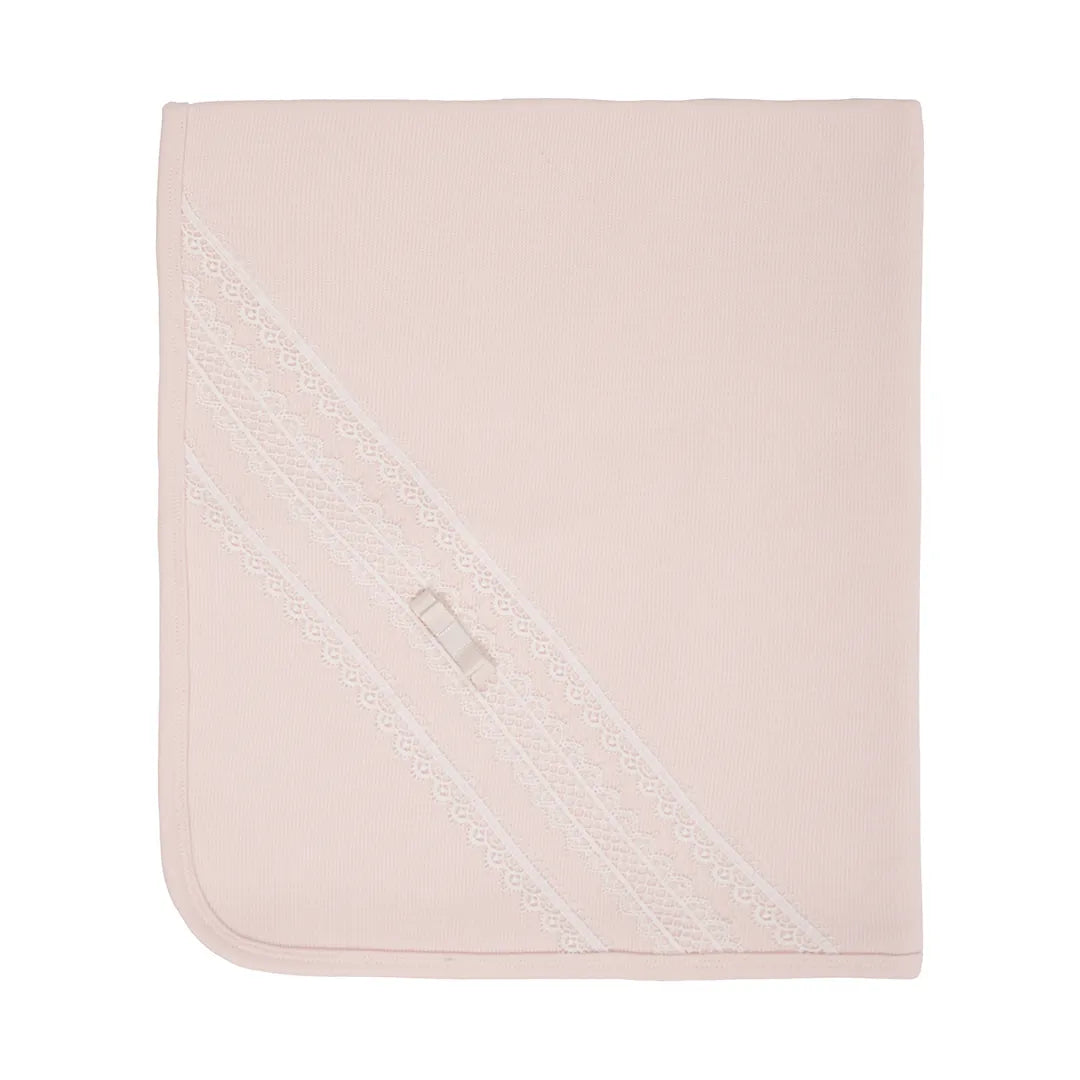 manta cecília rosa bebê em tricot, dobrada e lisa, com três faixas diagonais de renda branca e um laço aplicado ao centro
