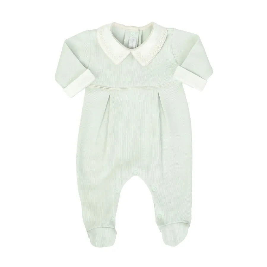 macacão saída maternidade clássica verde malva com gola bordada, pregas frontais e fechamento com botões de pressão