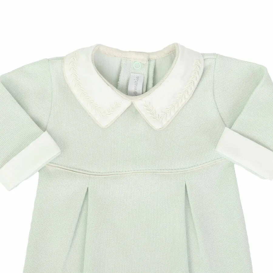 close da gola do macacão saída maternidade clássica verde malva com bordado delicado em ponto folha tom sobre tom