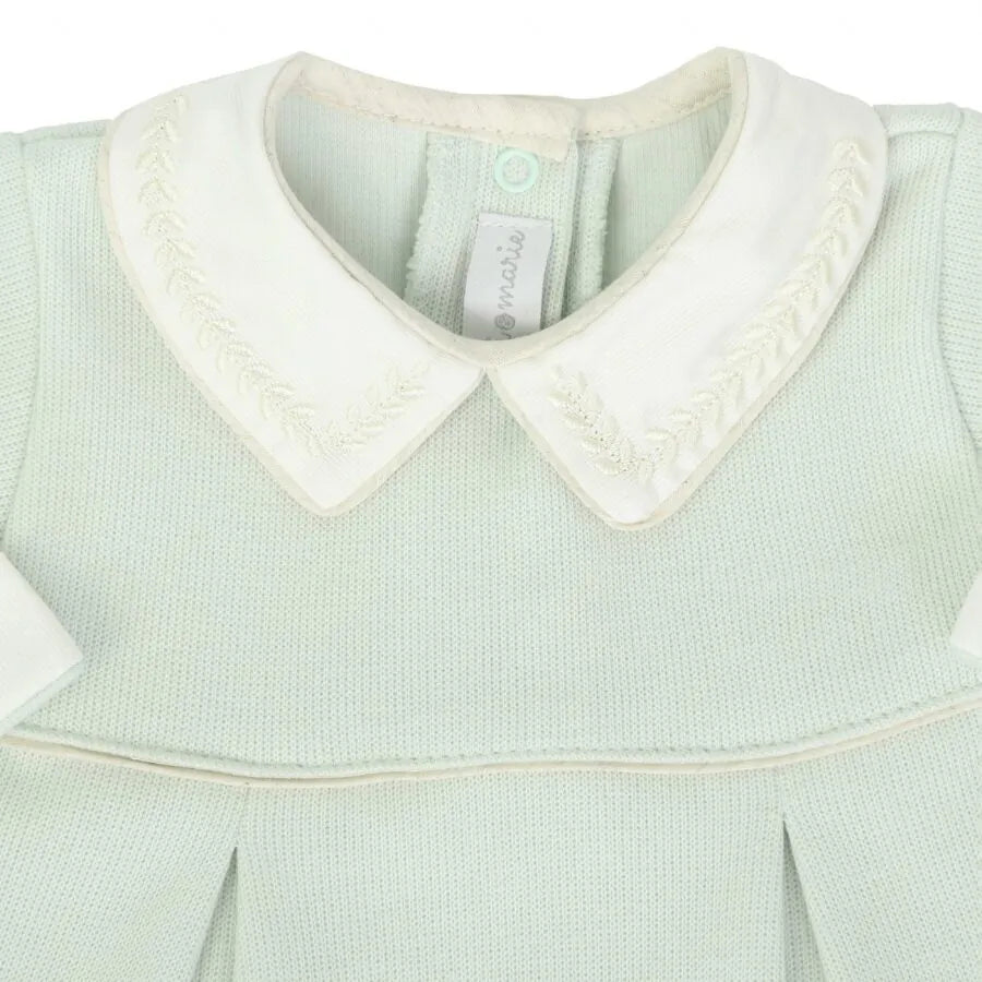 macacão saída maternidade clássica verde malva com mangas longas, gola branca bordada e detalhes sutis nas pregas