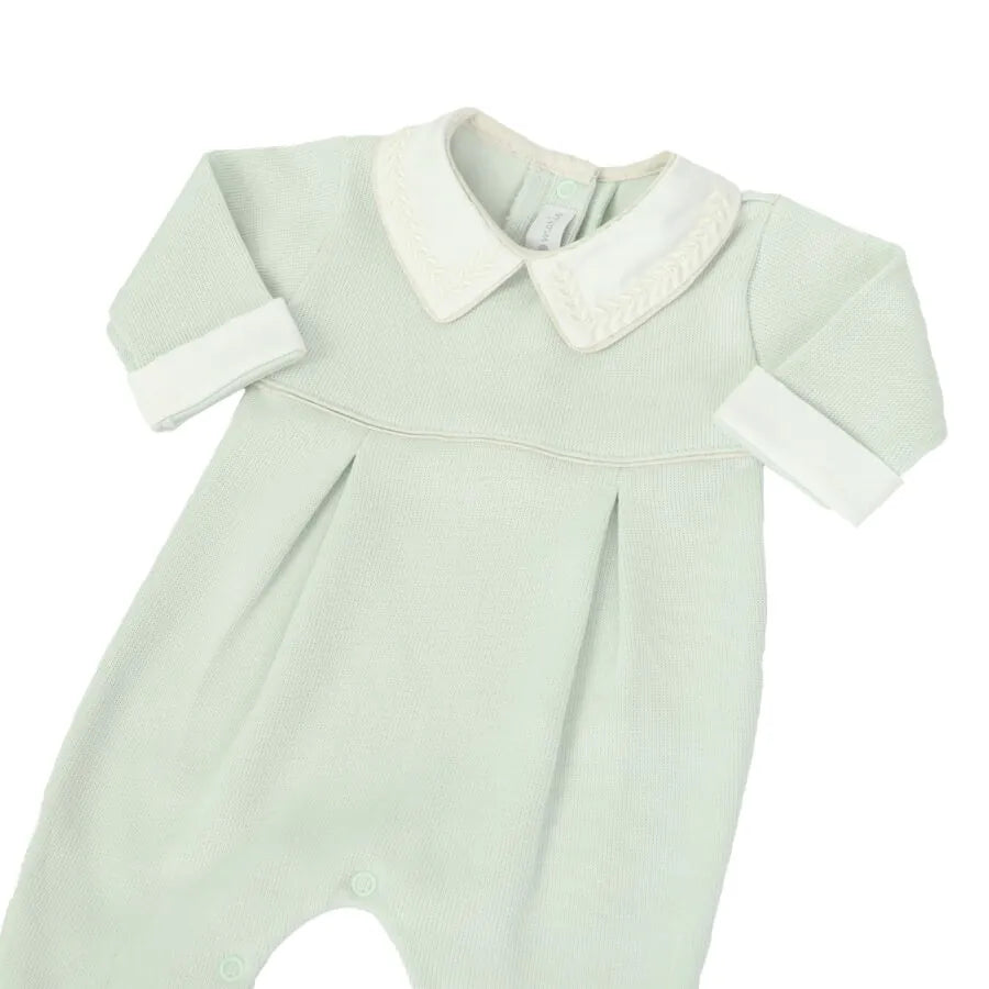 Saída Maternidade Clássica verde malva com gola branca bordada e punhos dobrados, em tricô macio de manga longa