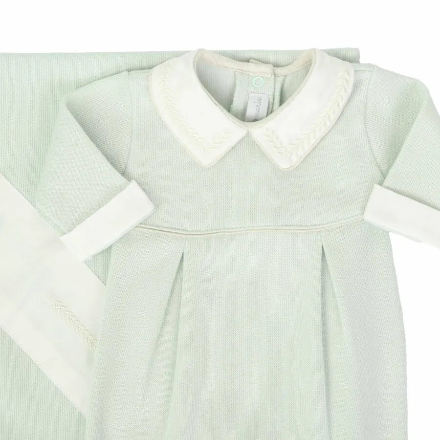 saída maternidade clássica verde malva composta por macacão e manta com gola bordada e pregas delicadas na frente