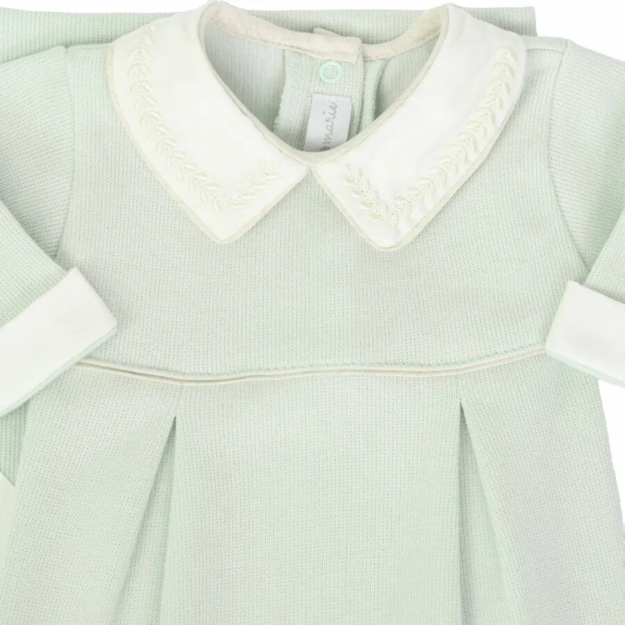 close do macacão saída maternidade clássica verde malva com gola branca bordada e pregas frontais elegantes