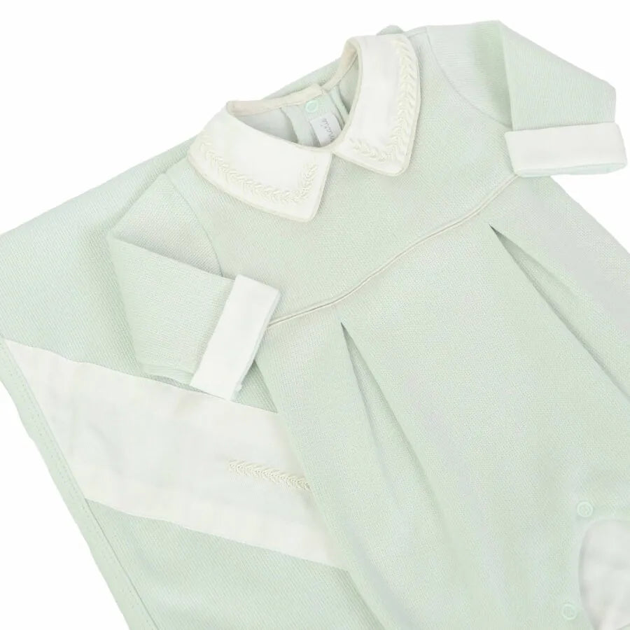 conjunto saída maternidade clássica verde malva com macacão e manta, ambos com detalhes brancos e bordado fino