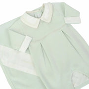 saída maternidade clássica verde malva com macacão de pregas e gola branca bordada acompanhada de manta combinando