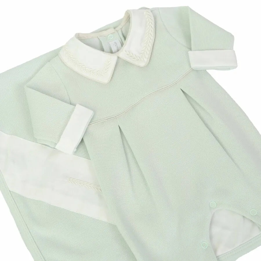 saída maternidade clássica verde malva com macacão de pregas e gola branca bordada acompanhada de manta combinando