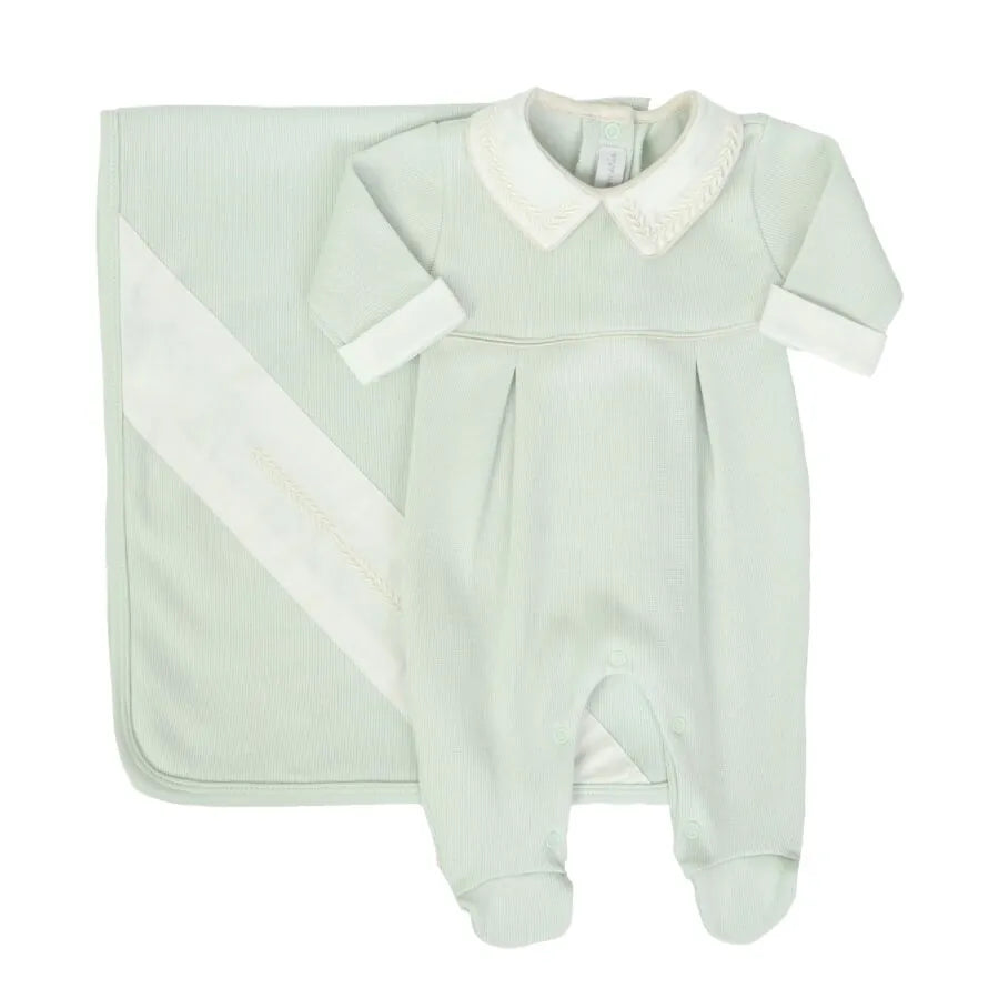 saída maternidade clássica verde malva composta por macacão e manta com gola branca bordada e pregas elegantes