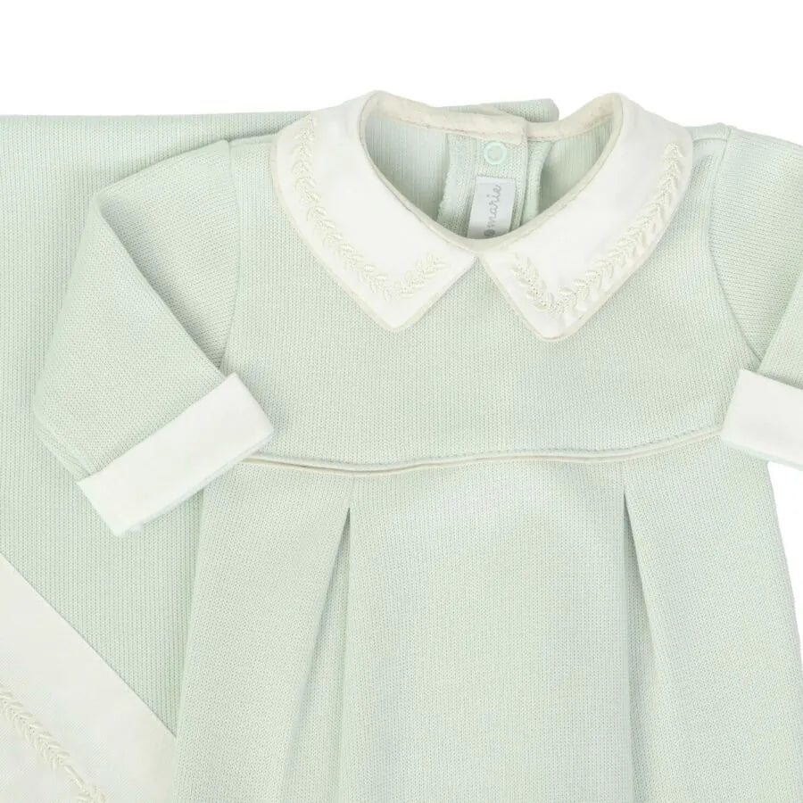 detalhe do macacão saída maternidade clássica verde malva com gola branca bordada e punhos dobrados combinando