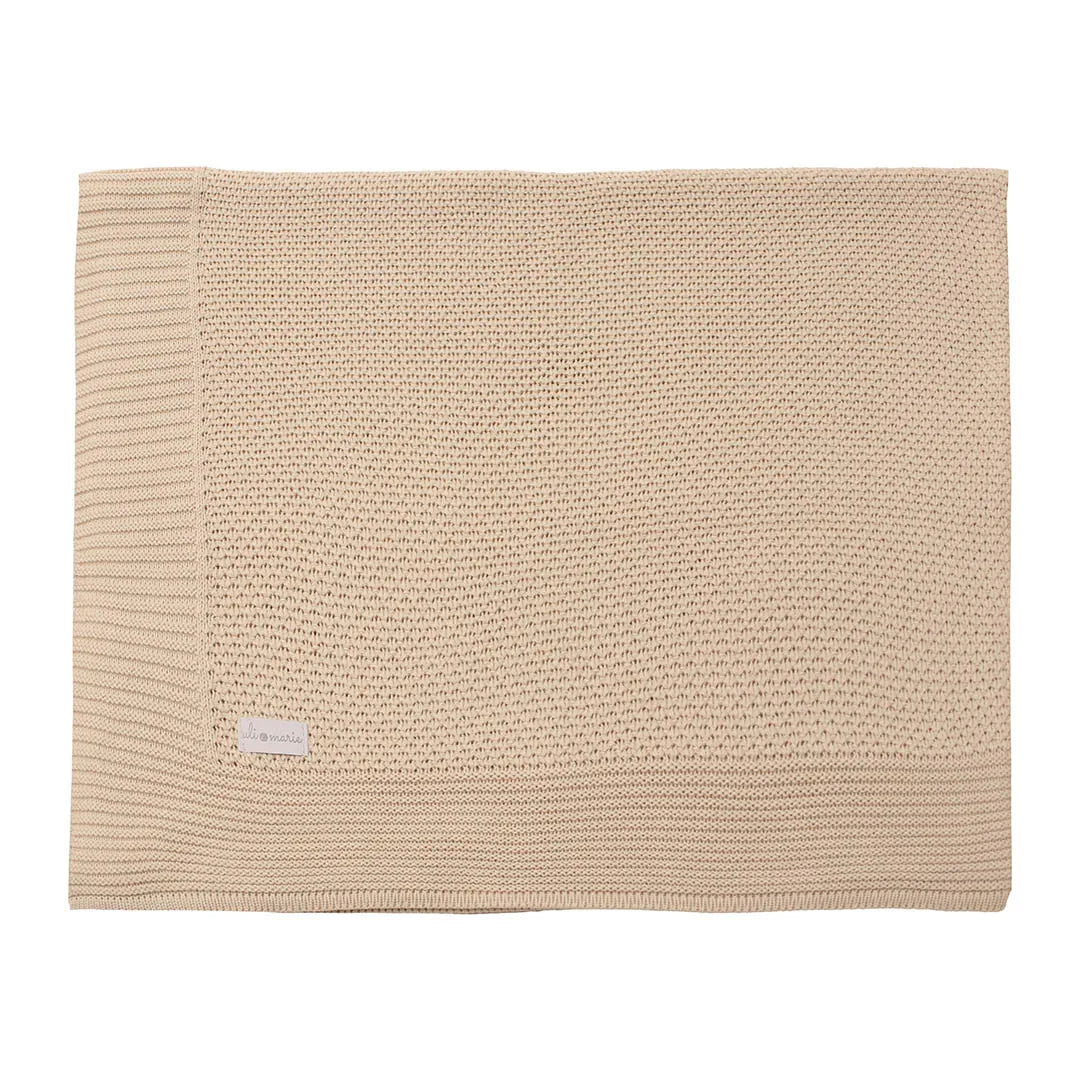 saída maternidade diego areia com macacão e manta de tricot, detalhes em ponto vazado geométrico