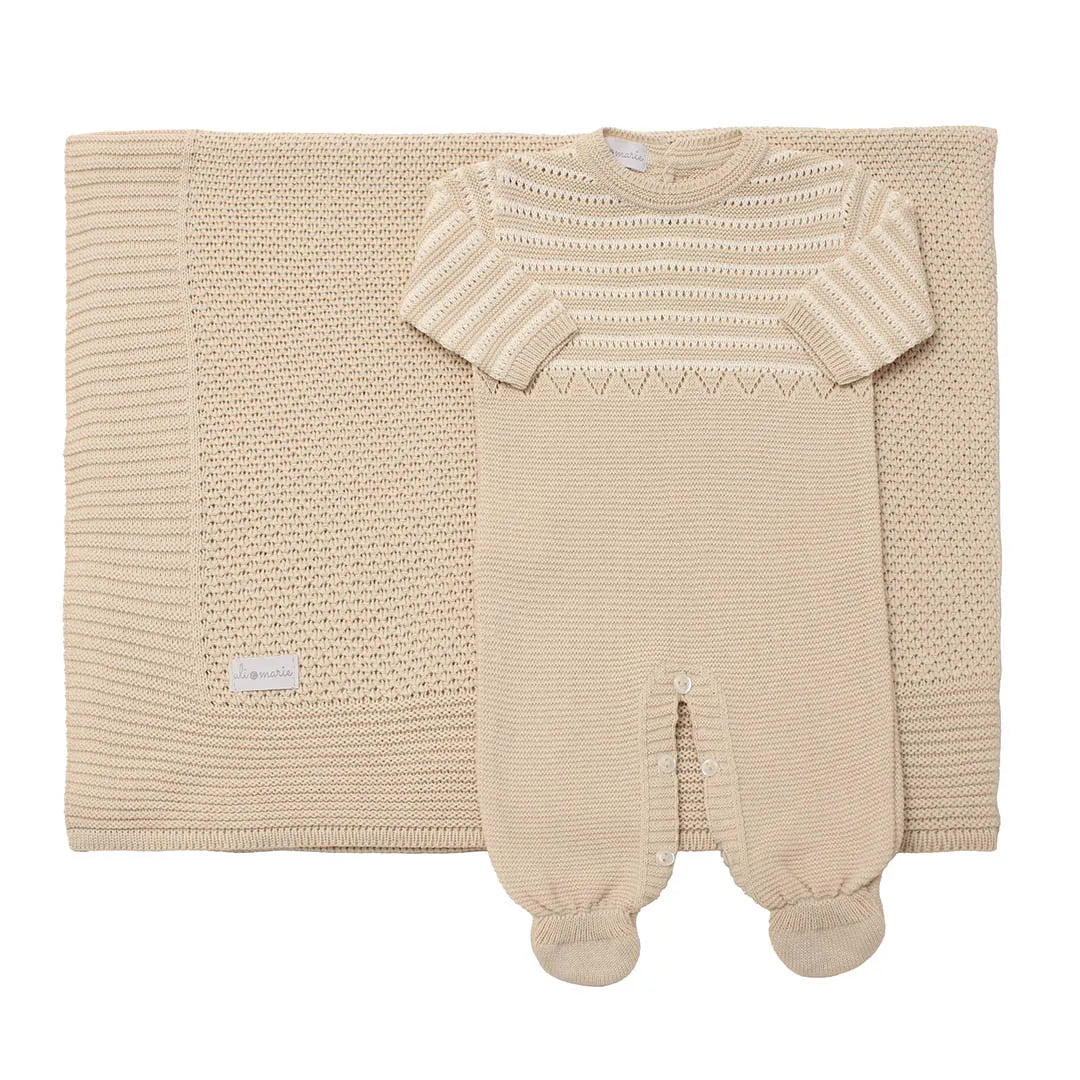 saída maternidade diego areia com macacão e manta de tricot, detalhes em ponto vazado geométrico