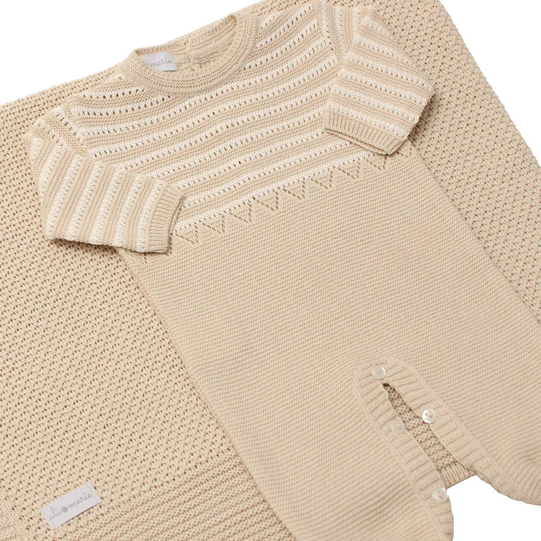 saída maternidade diego areia com macacão e manta de tricot, detalhes em ponto vazado geométrico