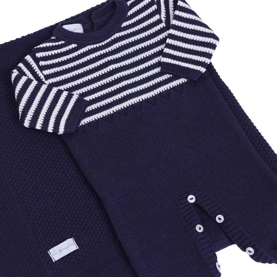 saída maternidade diego azul marinho com macacão e manta de tricot, listras brancas e detalhe geométrico