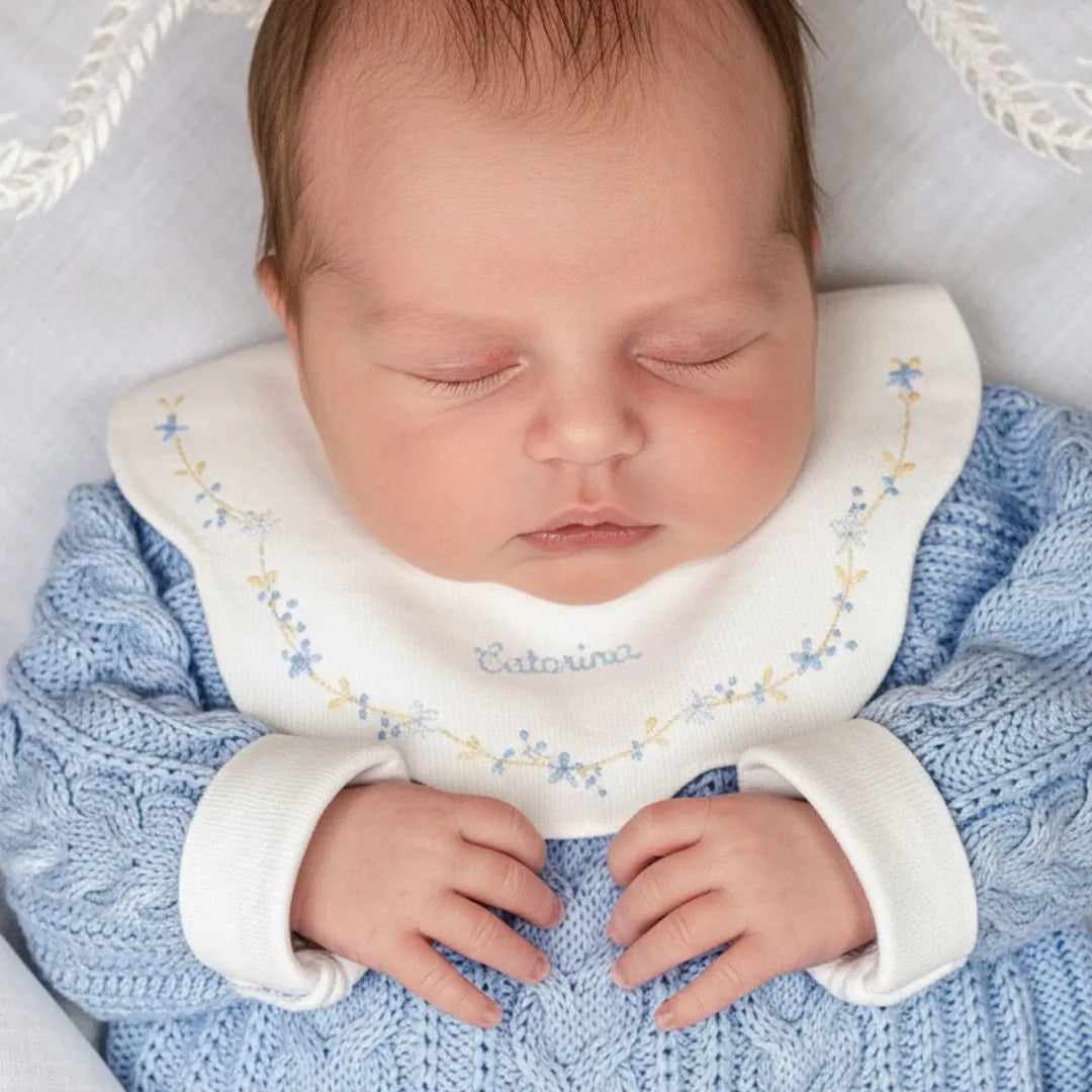 saída maternidade encanto azul bebê, macacão de tricot e body gola com bordados florais com manta