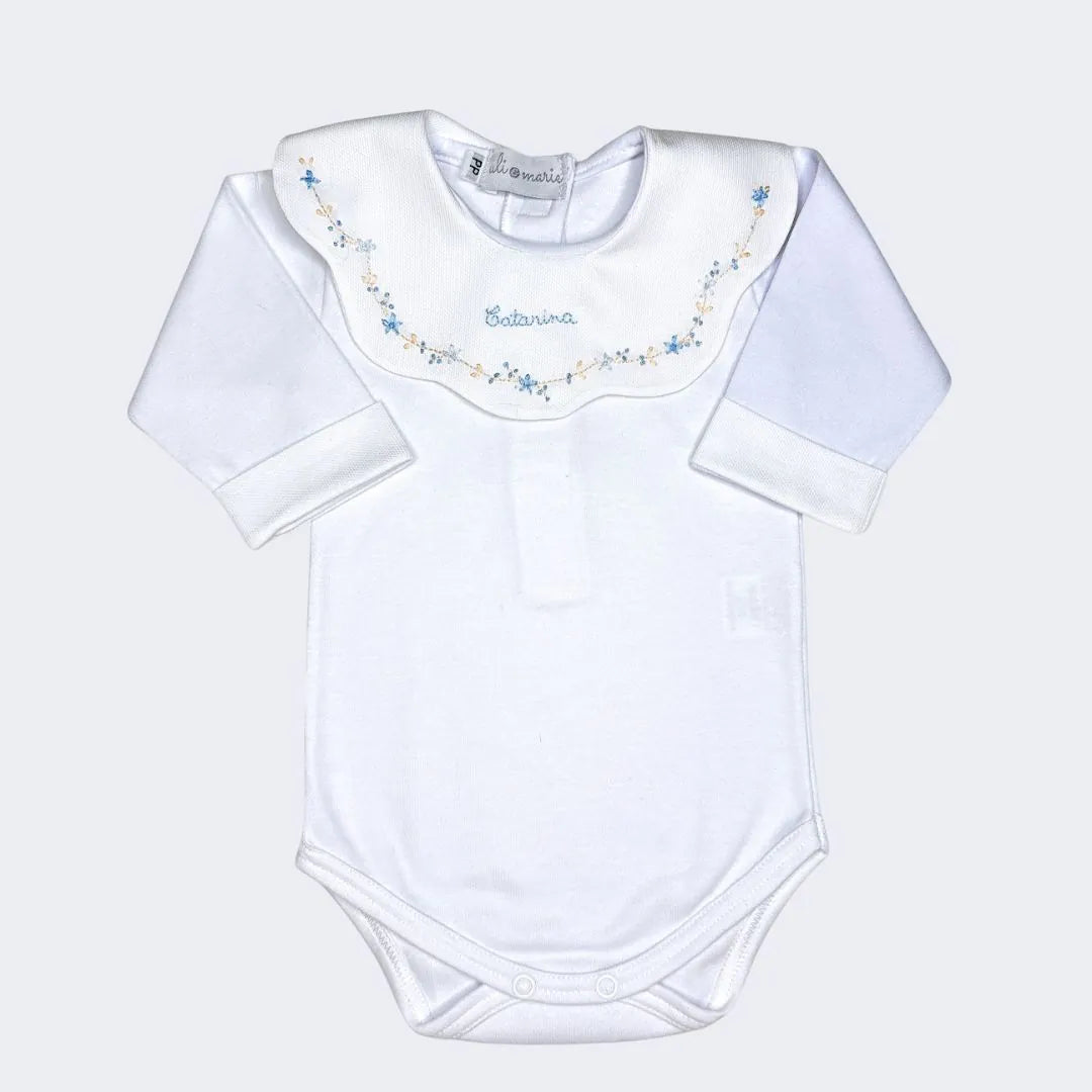 saída maternidade encanto azul bebê, macacão de tricot e body gola com bordados florais com manta