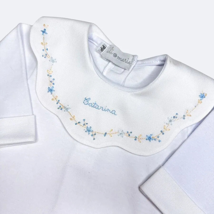 saída maternidade encanto azul bebê, macacão de tricot e body gola com bordados florais com manta