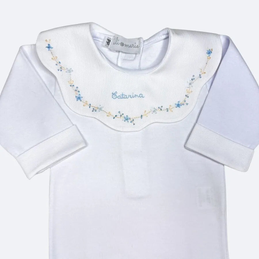 saída maternidade encanto azul bebê, macacão de tricot e body gola com bordados florais com manta
