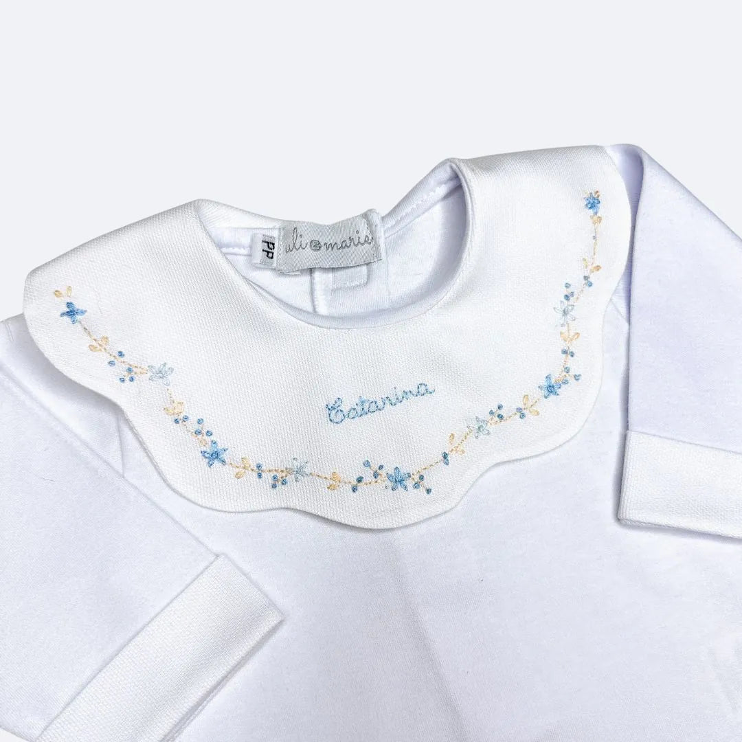 saída maternidade encanto azul bebê, macacão de tricot e body gola com bordados florais com manta