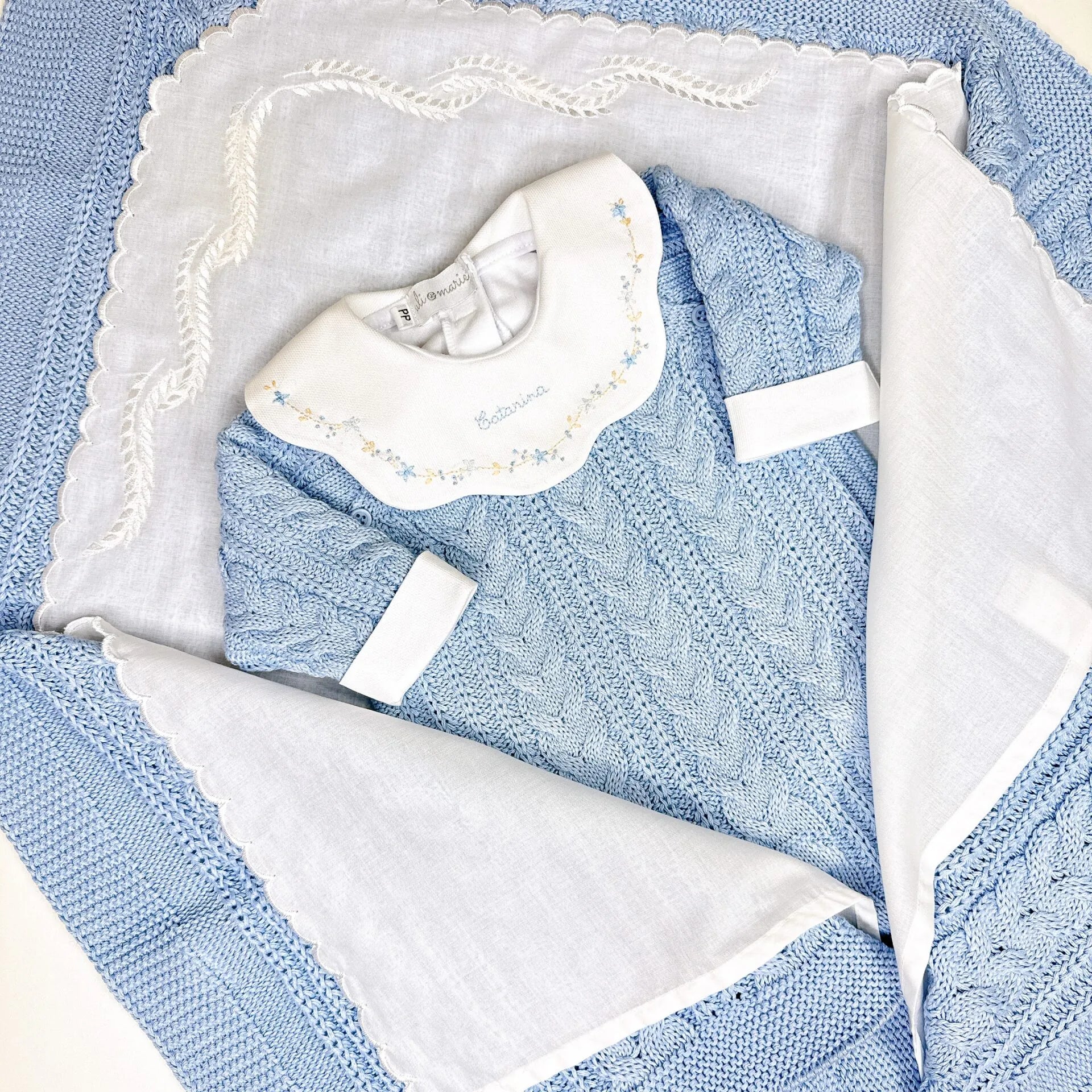 saída maternidade encanto azul bebê, macacão de tricot e body gola com bordados florais com manta