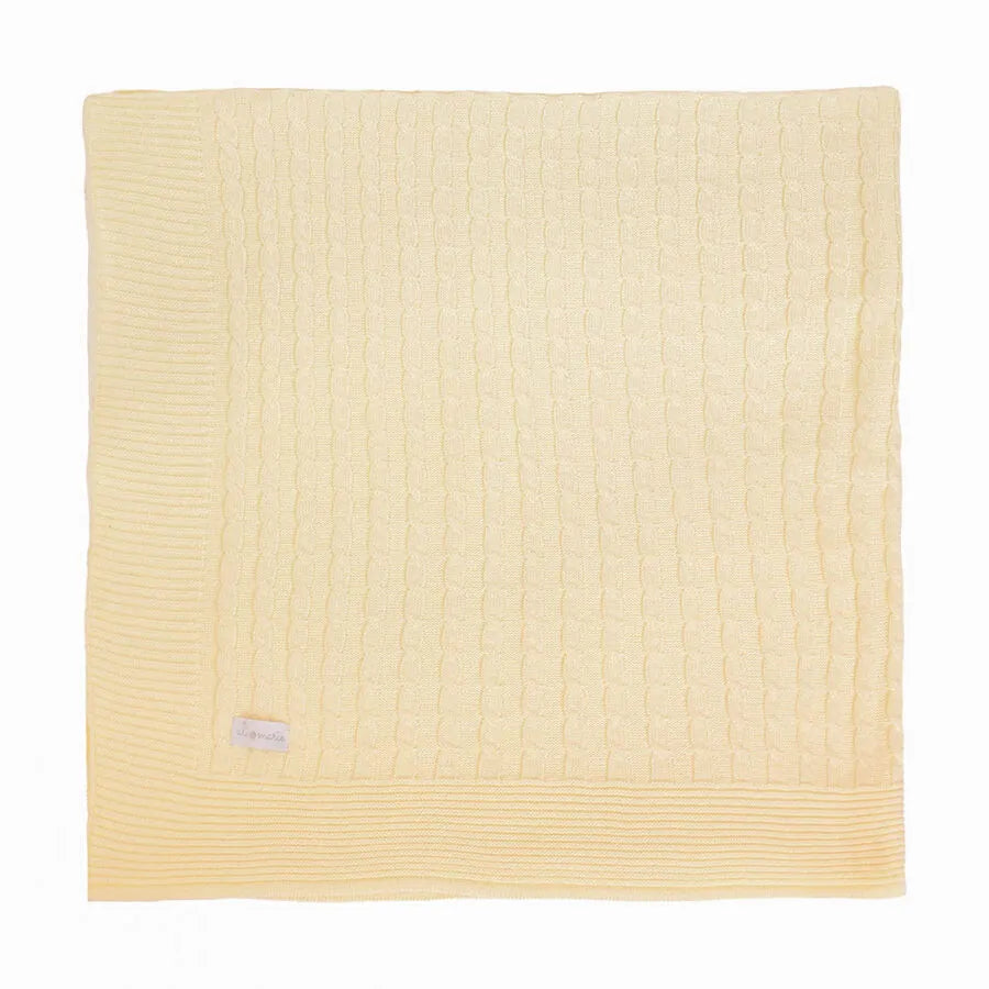 saída maternidade firenze amarelo bebê com macacão de tricot e manta combinando vista de cima