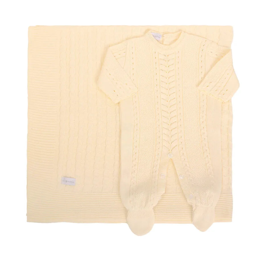 saída maternidade firenze amarelo bebê com macacão de tricot e manta combinando vista de cima