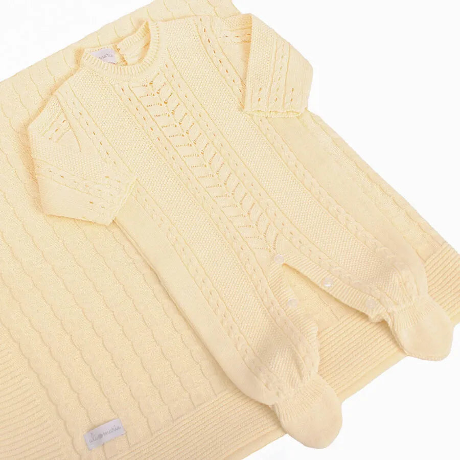 saída maternidade firenze amarelo bebê com macacão de tricot e manta combinando vista de cima