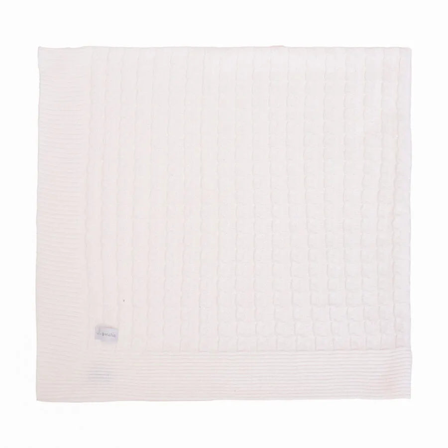 saída maternidade firenze branca com macacão de tricot e manta combinando vista superior