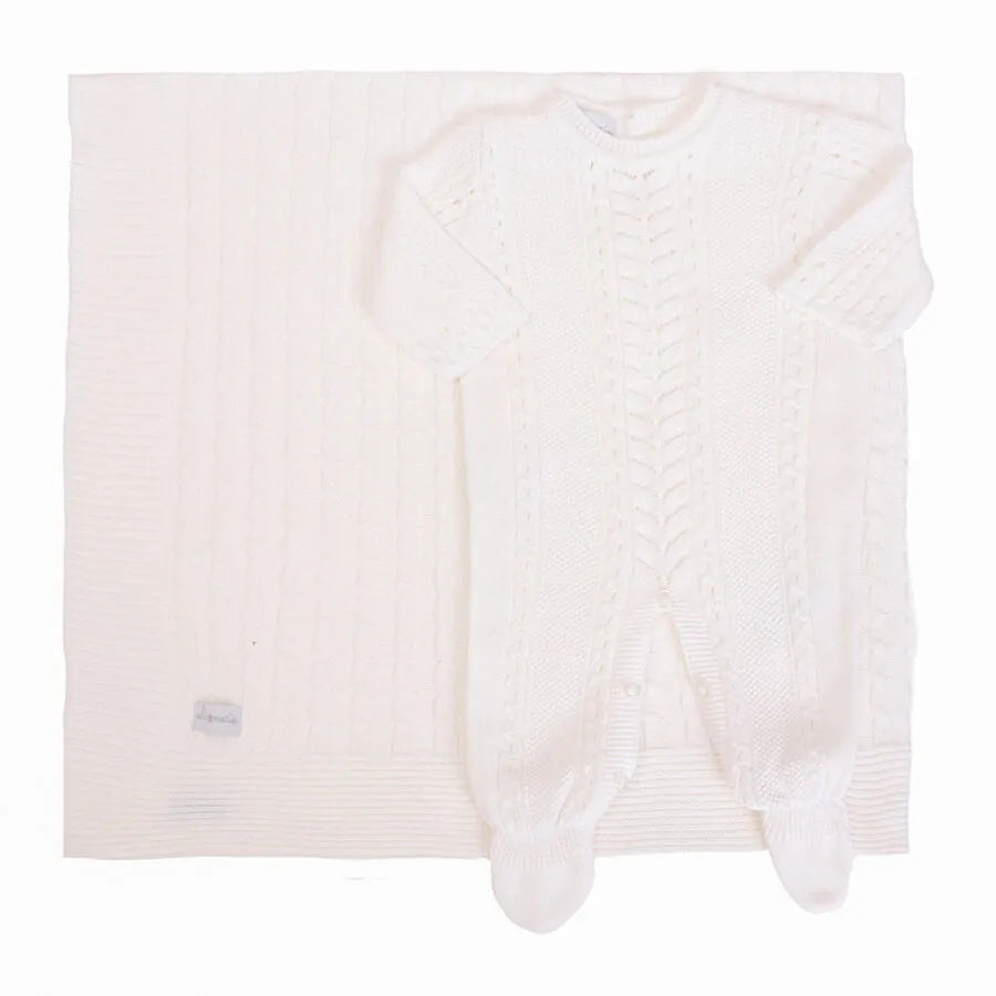 saída maternidade firenze branca com macacão de tricot e manta combinando vista superior