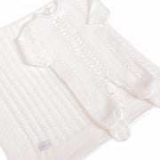 saída maternidade firenze branca com macacão de tricot e manta combinando vista superior