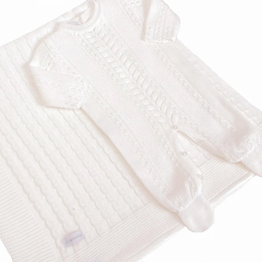 saída maternidade firenze branca com macacão de tricot e manta combinando vista superior