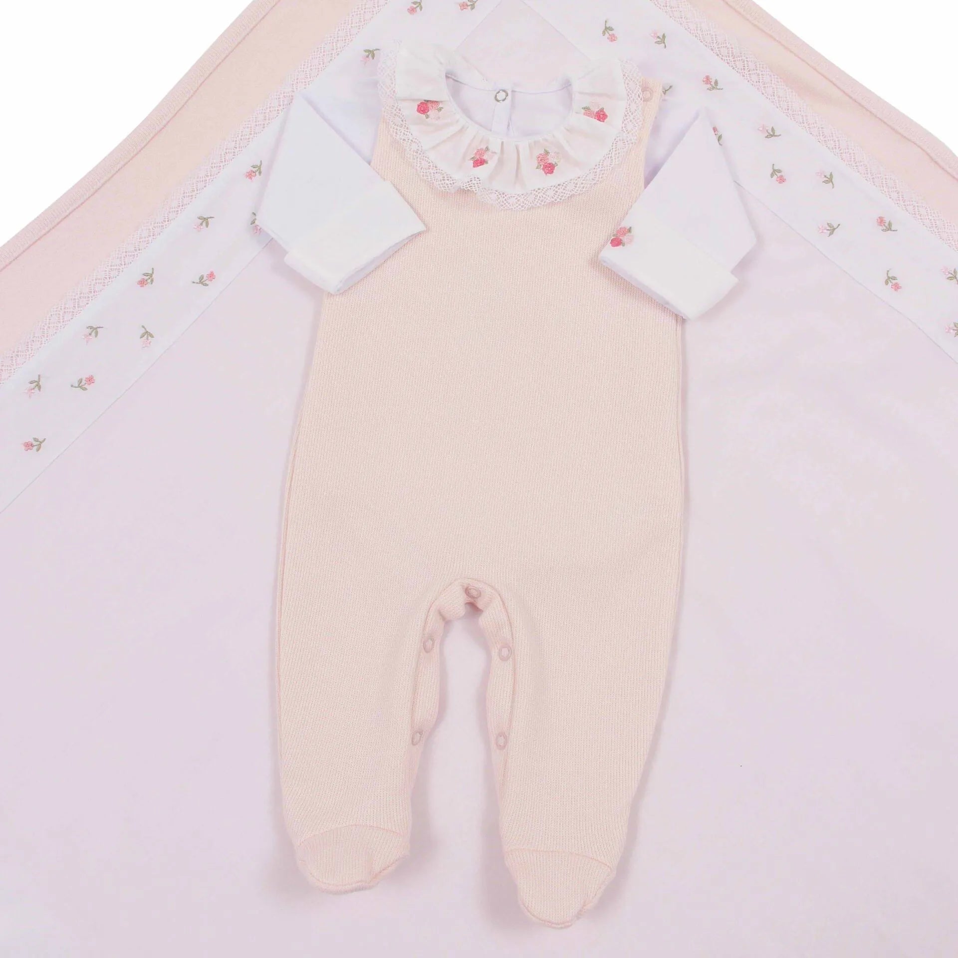 saída maternidade flores rosa claro com macacão de tricot, gola babado e detalhes de flores cor-de-rosa
