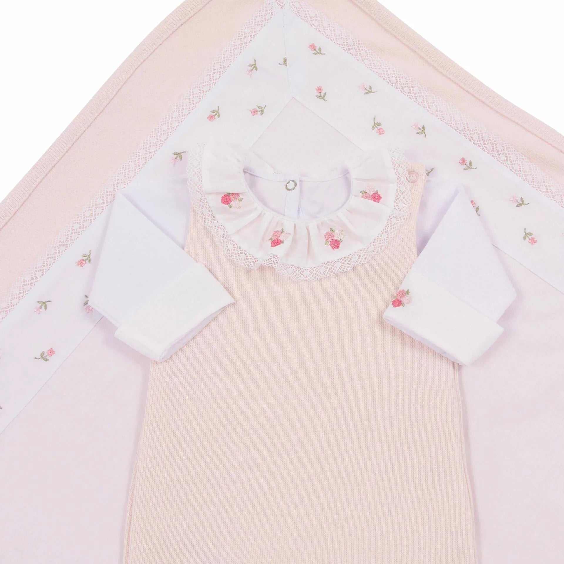 saída maternidade flores rosa claro com macacão de tricot, gola babado e detalhes de flores cor-de-rosa