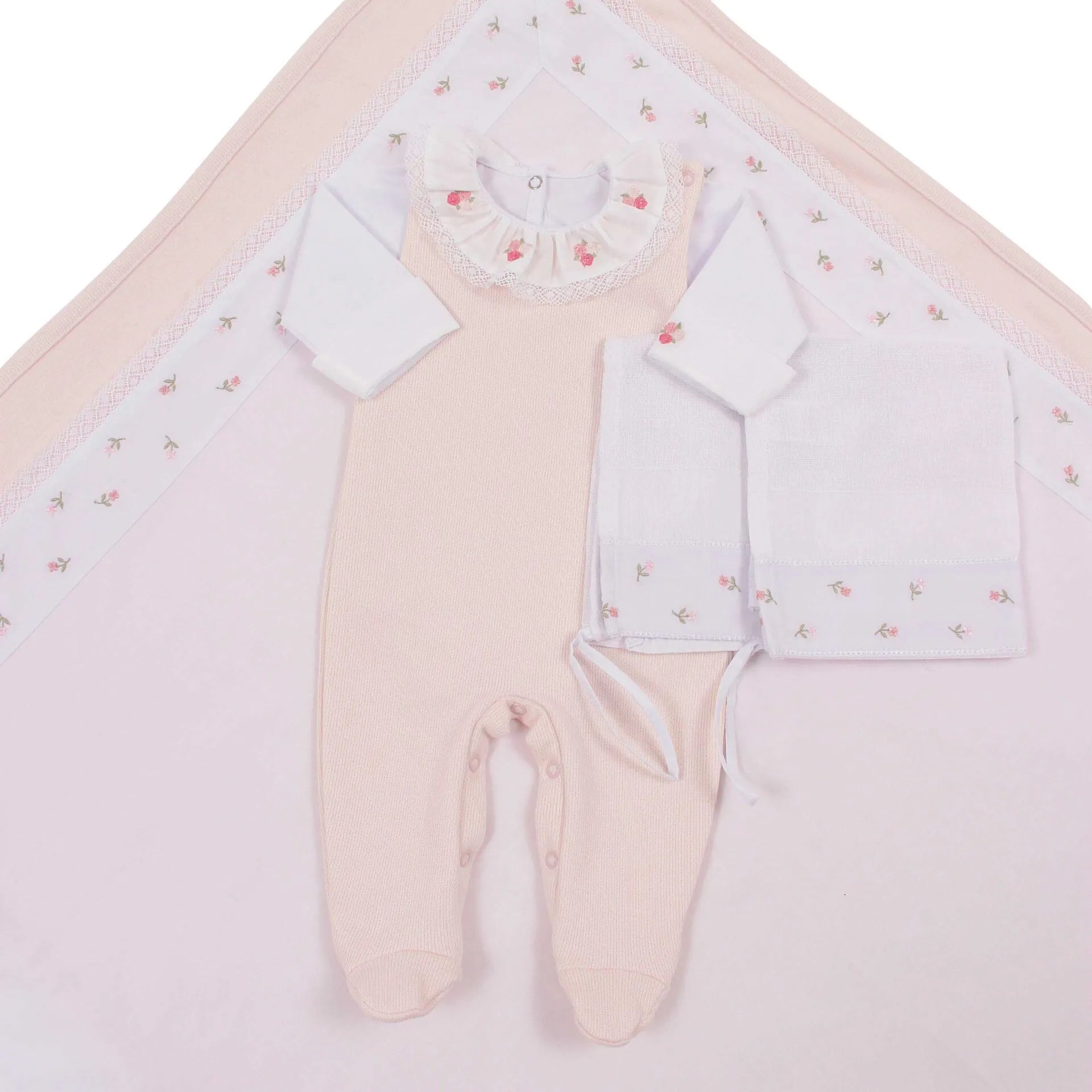 saída maternidade flores rosa claro com macacão de tricot, gola babado e detalhes de flores cor-de-rosa