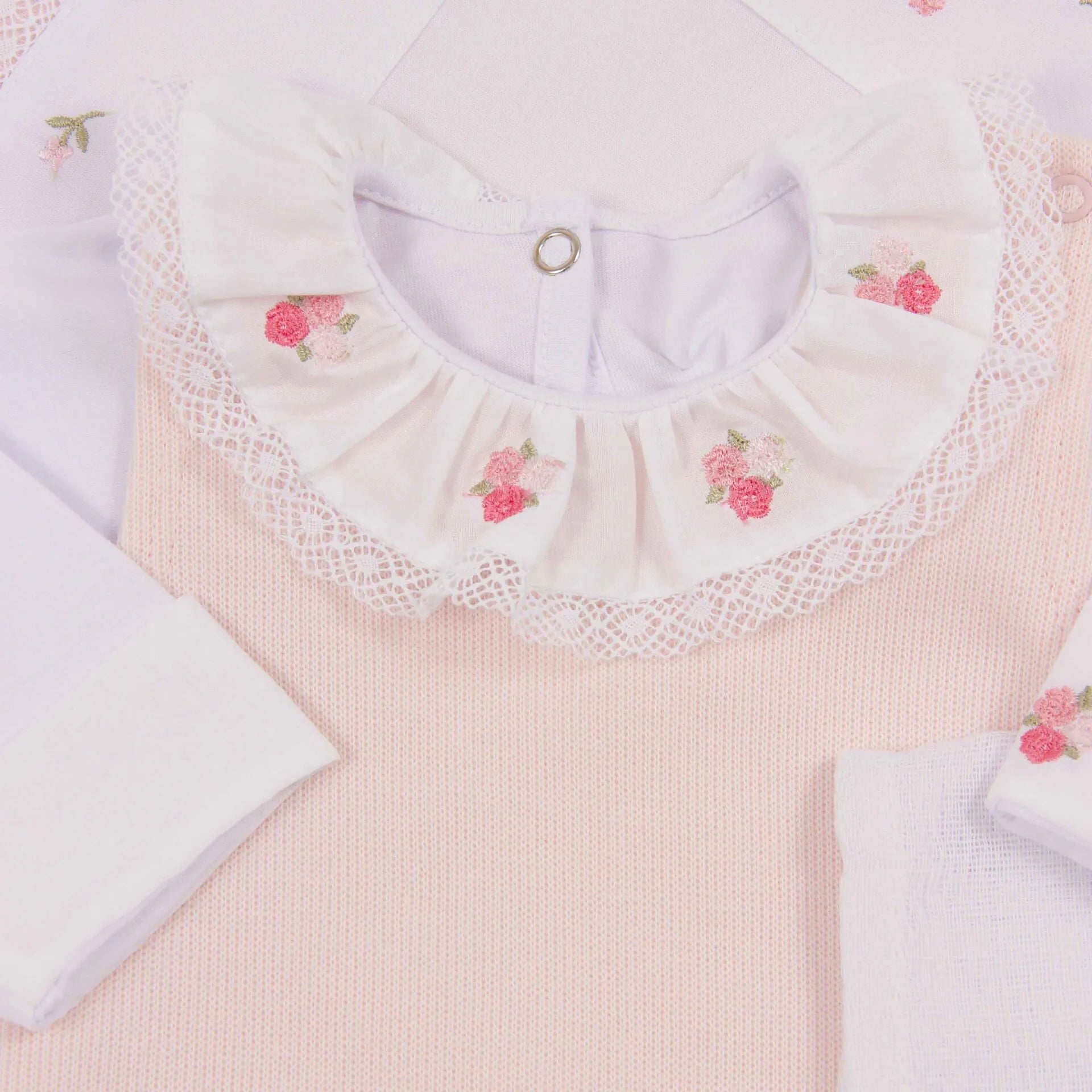 saída maternidade flores rosa claro com macacão de tricot, gola babado e detalhes de flores cor-de-rosa